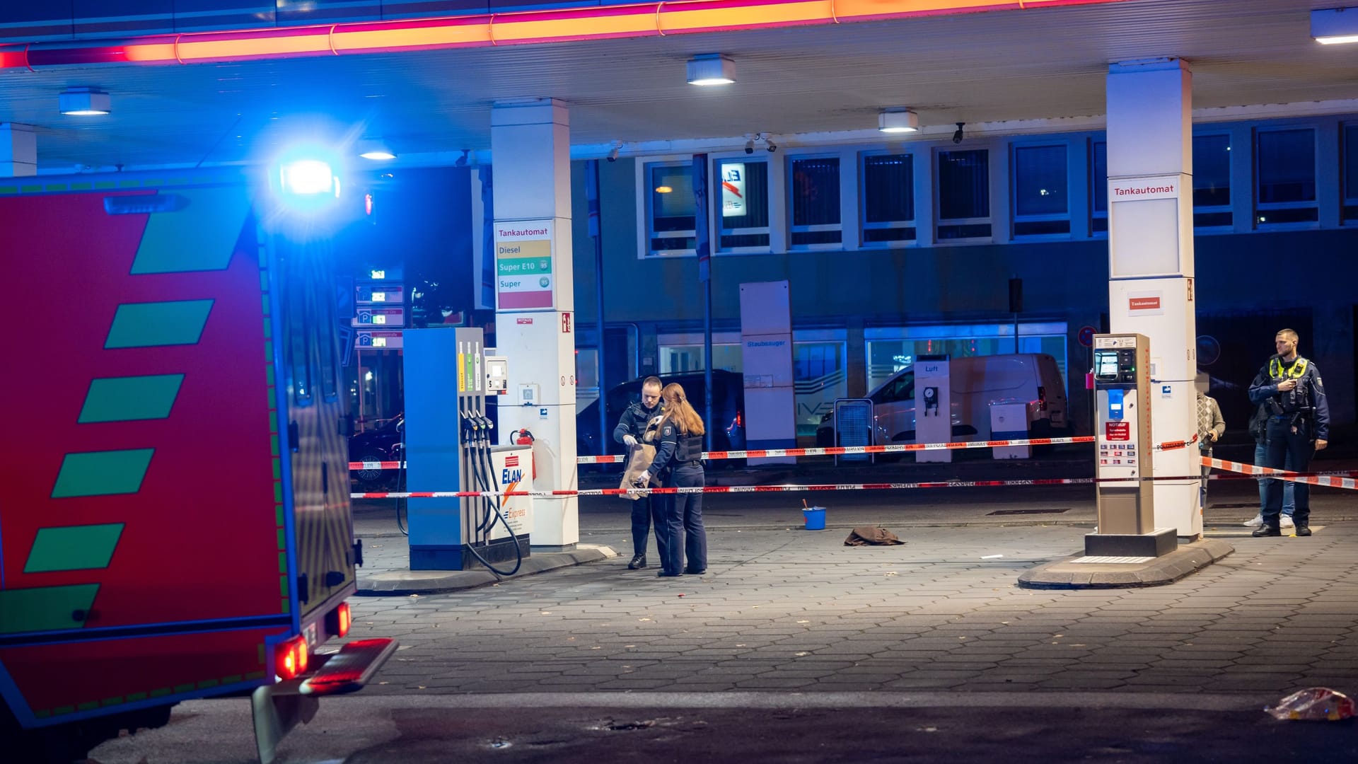 Tankstelle in Wuppertal: Einsatzkräfte sicherten den Bereich am Abend ab. Tankstelle in Wuppertal: Einsatzkräfte sicherten den Bereich am Abend ab.