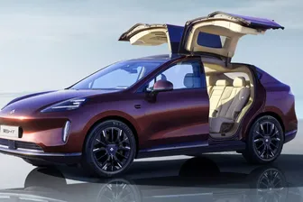 Flügeltüren wie beim Tesla Model X: Der neue Aion Hyper HT kommt manchen Betrachtern bekannt vor.