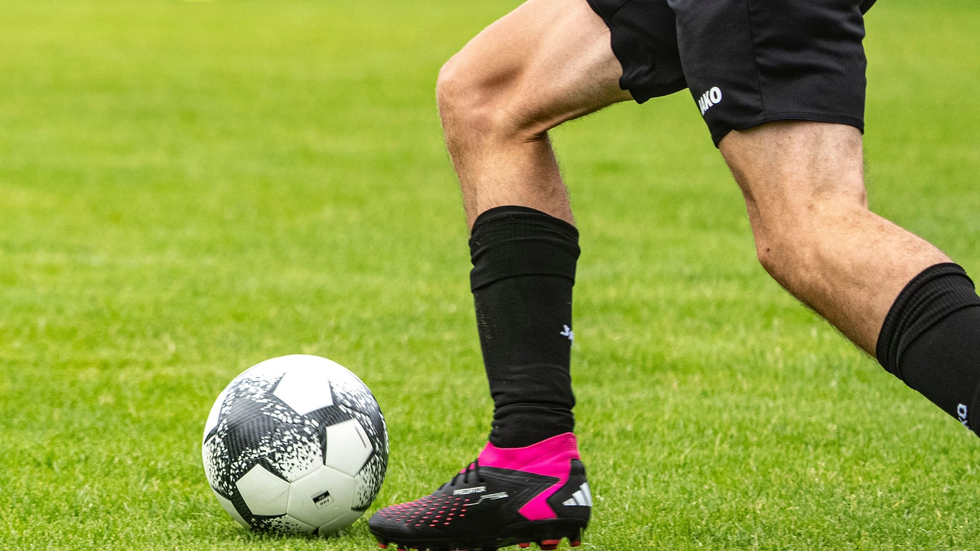 Ein Mann beim Fußballspielen (Symbolbild): Die Partie wurde abgebrochen.