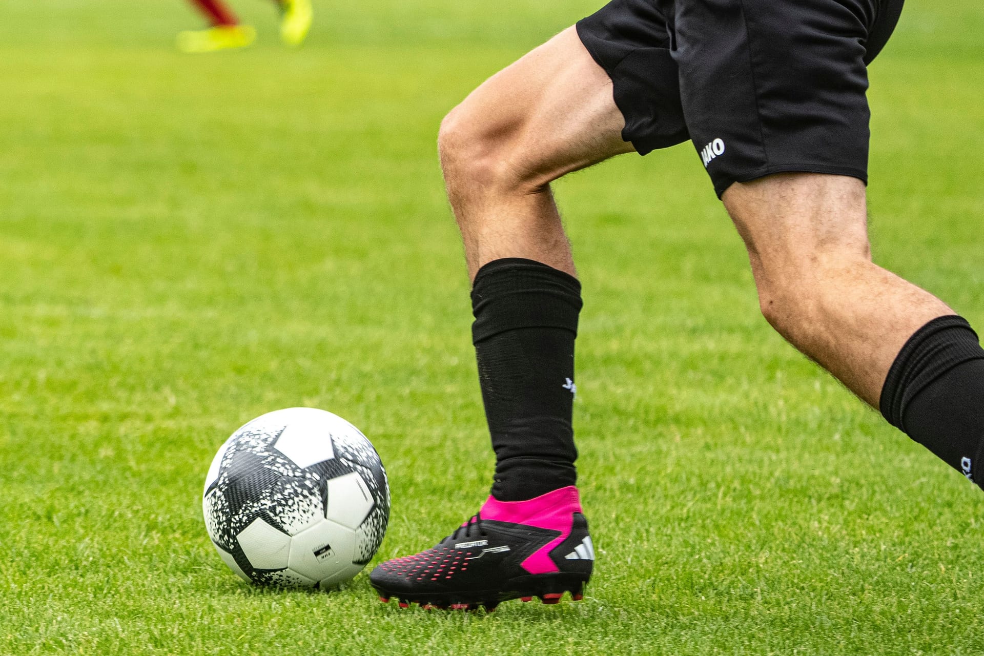 Ein Mann beim Fußballspielen (Symbolbild): Die Partie wurde abgebrochen.