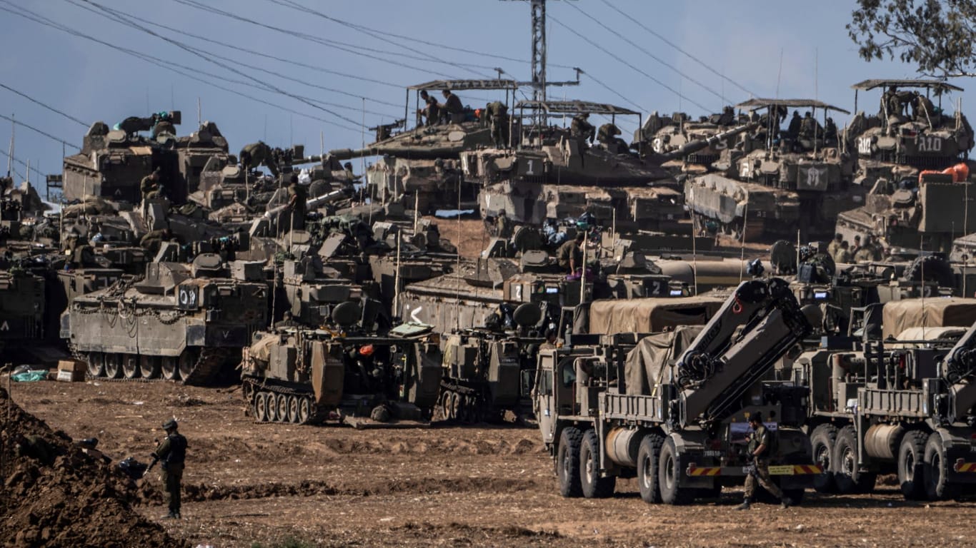 Israelische Soldaten versammeln sich nahe der Grenze zum Gazastreifen im Süden Israels (Archivbild).
