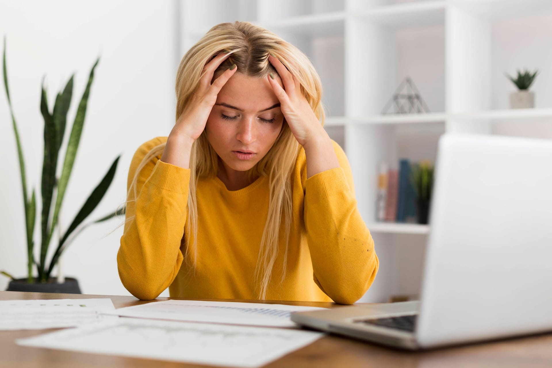 Haare raufen auf der Arbeit: Fehlverhalten von Führungskräften kann kräftezehrend sein. Haare raufen auf der Arbeit: Fehlverhalten von Führungskräften kann kräftezehrend sein.