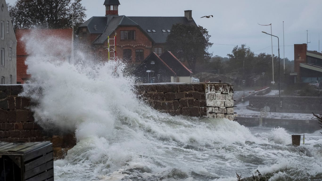 Sturmflut in Dänemark: Wellen brechen gegen einen Pier an der Nordküste Bornholms.