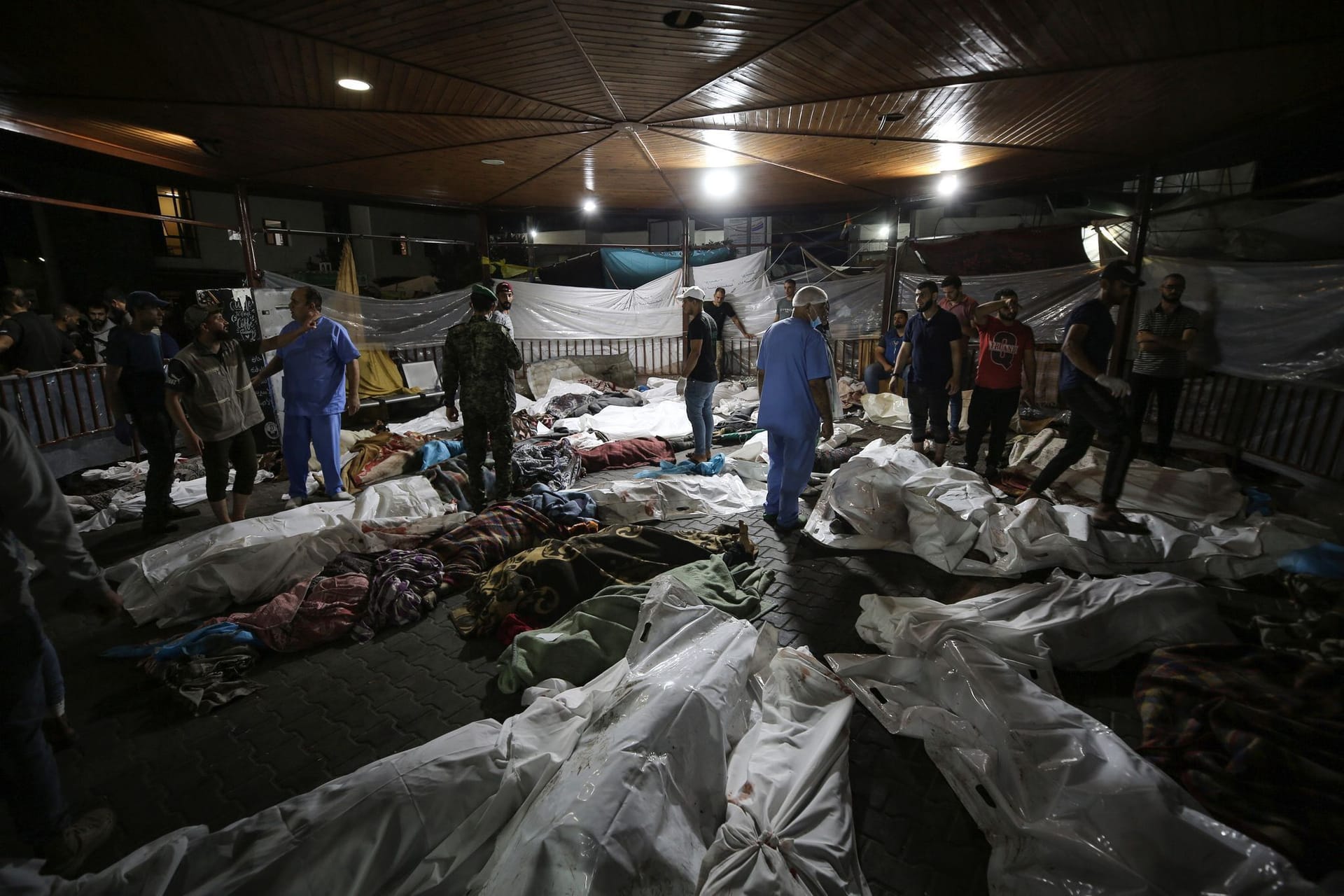 Beerdigung von Opfern des Angriffs auf das Ahli Arab Krankenhaus.