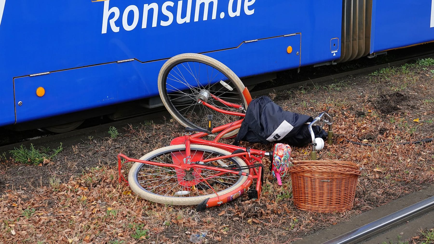 VU Radfahrerin kollidierte mit Straßenbahn - 1 Schwerverletzte VU Radfahrerin kollidierte mit Straßenbahn - 1 Schwerverletzte