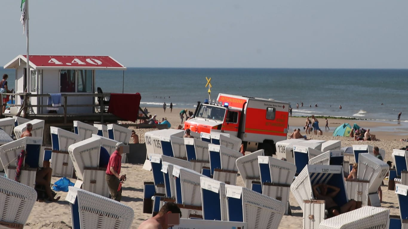 Rettungswagen am Strand (Symbolbild): Am Dienstagabend wurde herrenlose Kleidung entdeckt.
