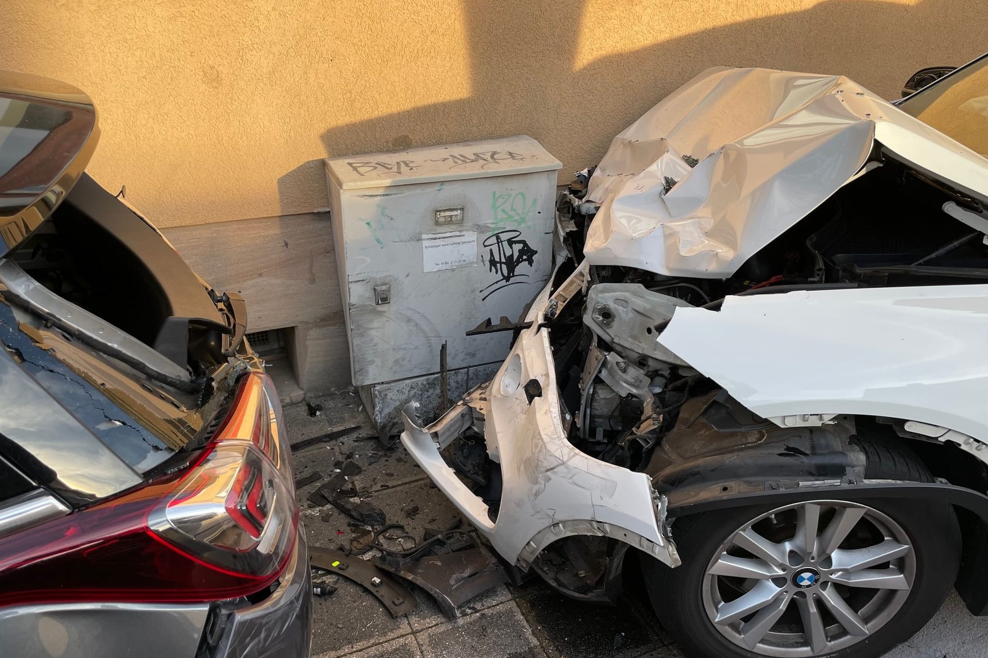 Bei dem Unfall in der Nähe der Stadtgrenze prallten zwei Autos gegen eine Hauswand und einen Verteilerkasten.