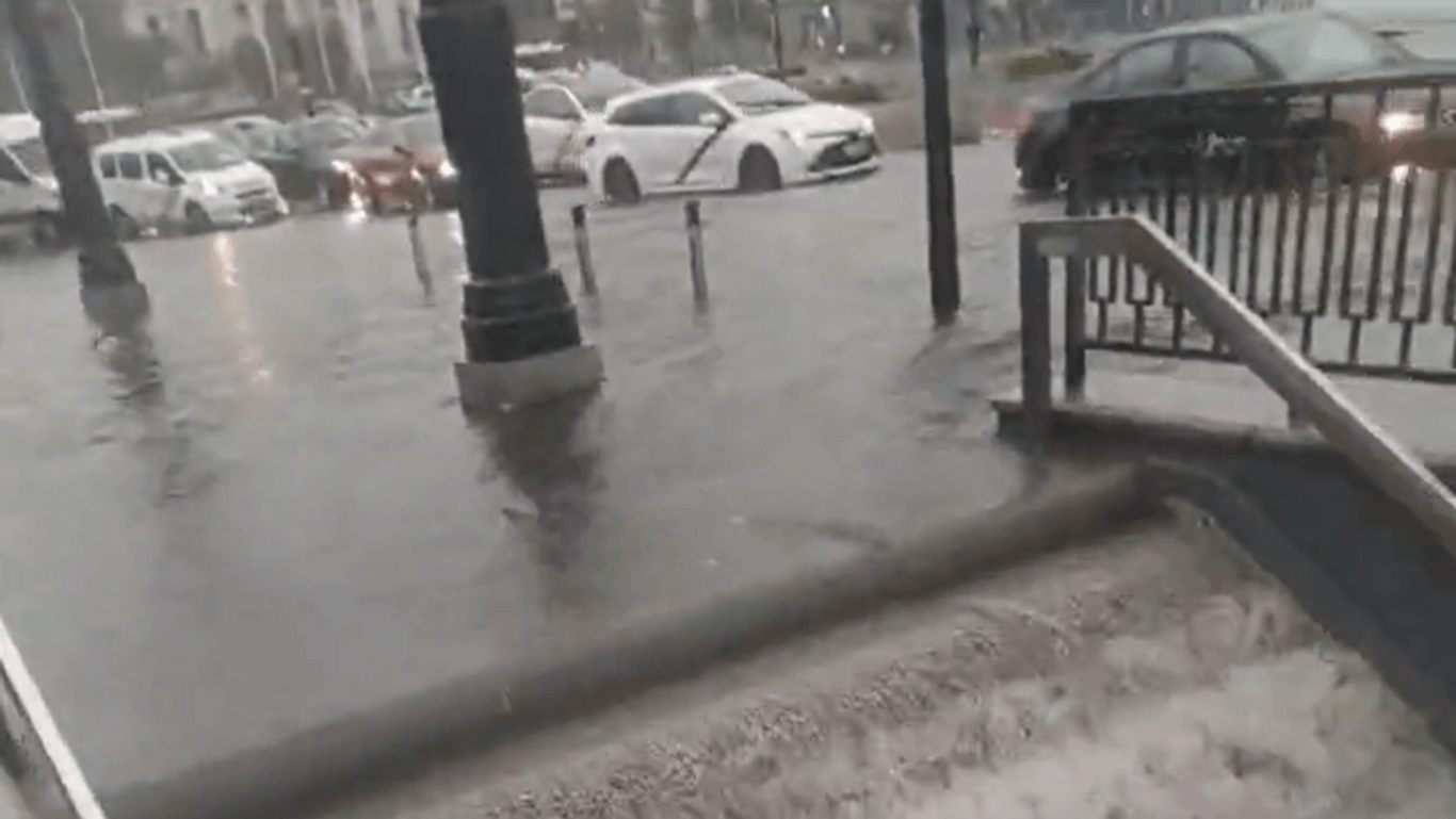 Überflutete Treppe in Madrid: Der Regen in der spanischen Stadt hat Rekordmengen erreicht.