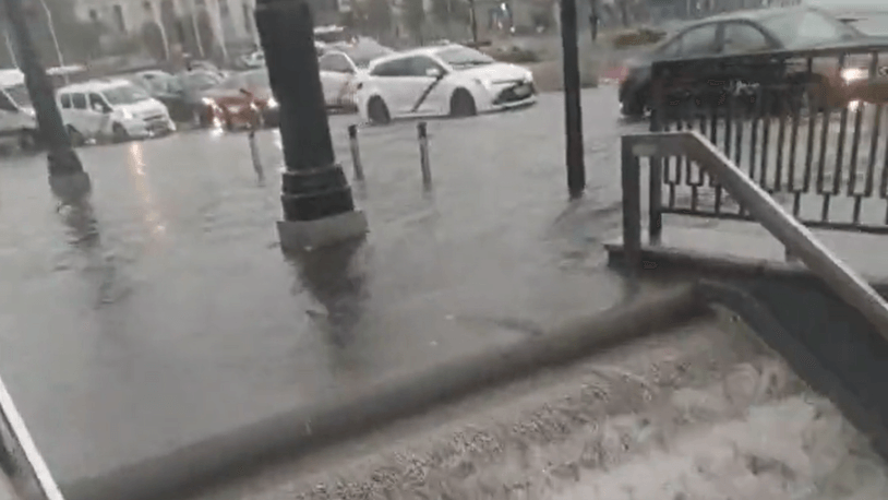 Überflutete Treppe in Madrid: Der Regen in der spanischen Stadt hat Rekordmengen erreicht. Überflutete Treppe in Madrid: Der Regen in der spanischen Stadt hat Rekordmengen erreicht.