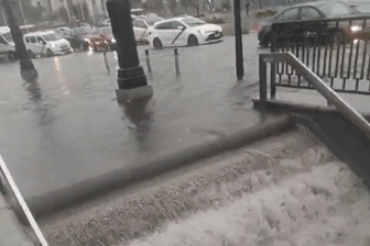 Überflutete Treppe in Madrid: Der Regen in der spanischen Stadt hat Rekordmengen erreicht.