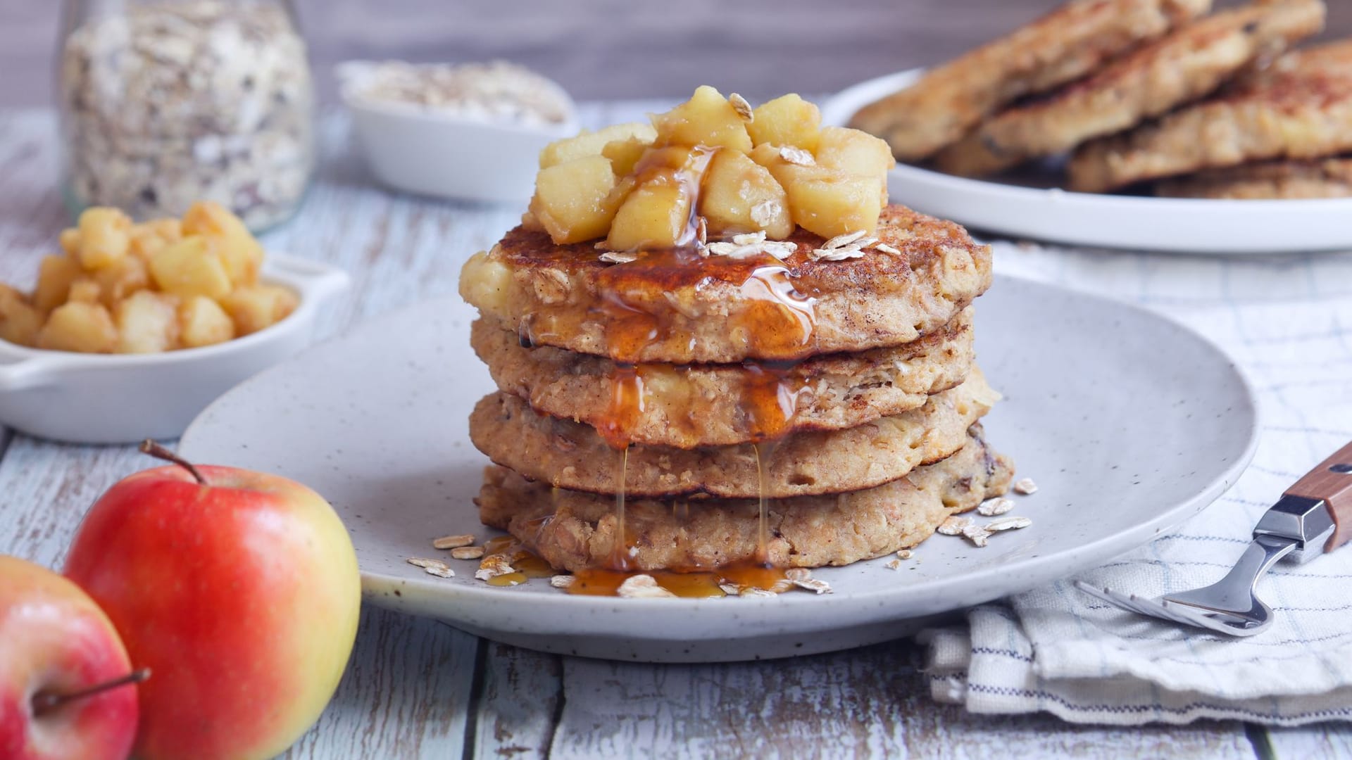 Pfannkuchen sind eine beliebte Frühstücksmahlzeit und werden mit einer Portion Haferflocken gut sättigend.