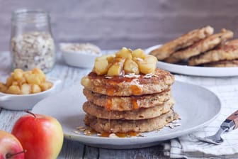Pfannkuchen sind eine beliebte Frühstücksmahlzeit und werden mit einer Portion Haferflocken gut sättigend.