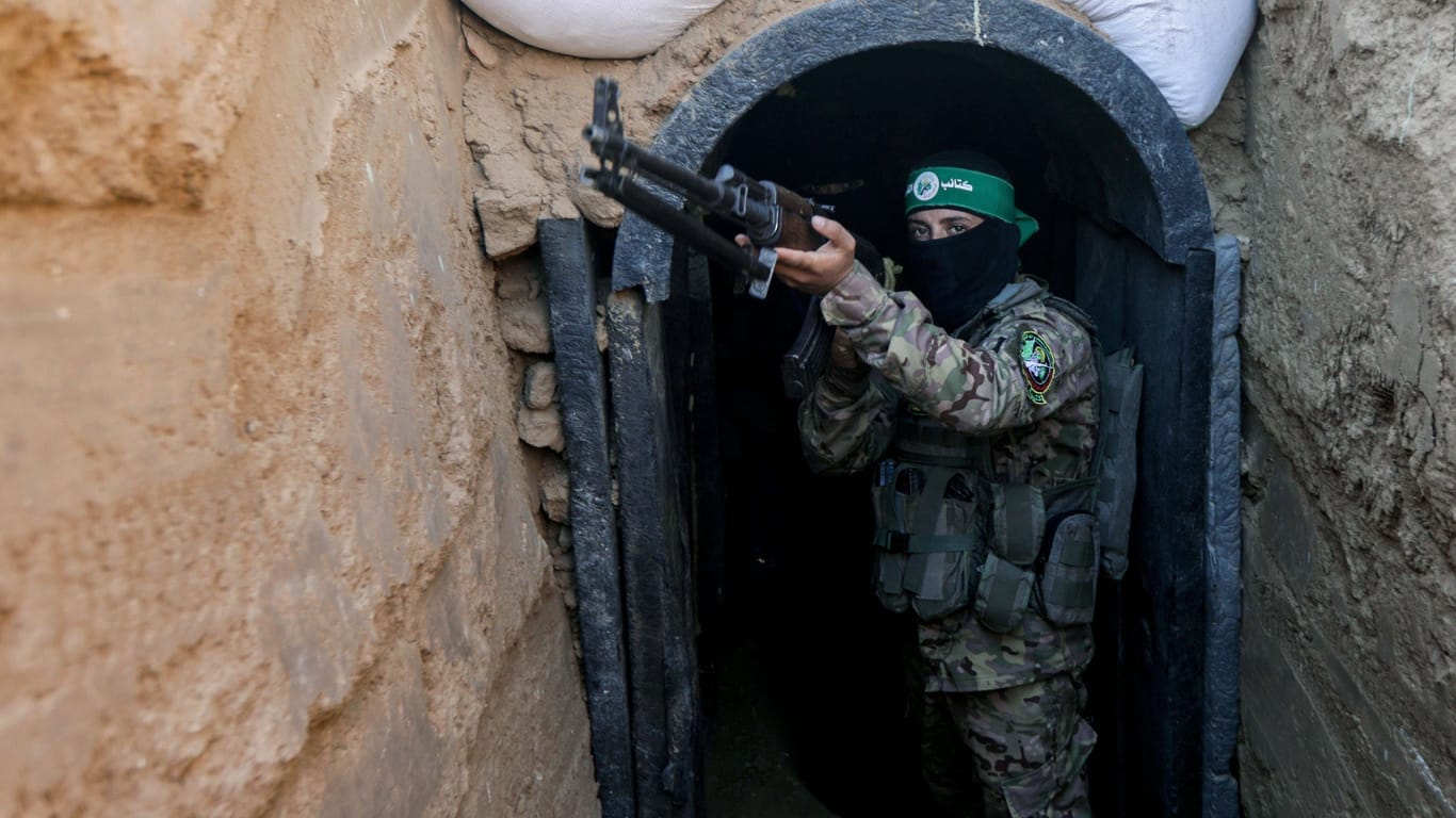 Hamas-Mitglied in Tunnel unter dem Gazastreifen (Archivbild): In einem Netzwerk aus 1500 Tunneln mit geschätzt über 400 Kilometern Länge schmuggeln die Terroristen Güter, Geld und Truppen.
