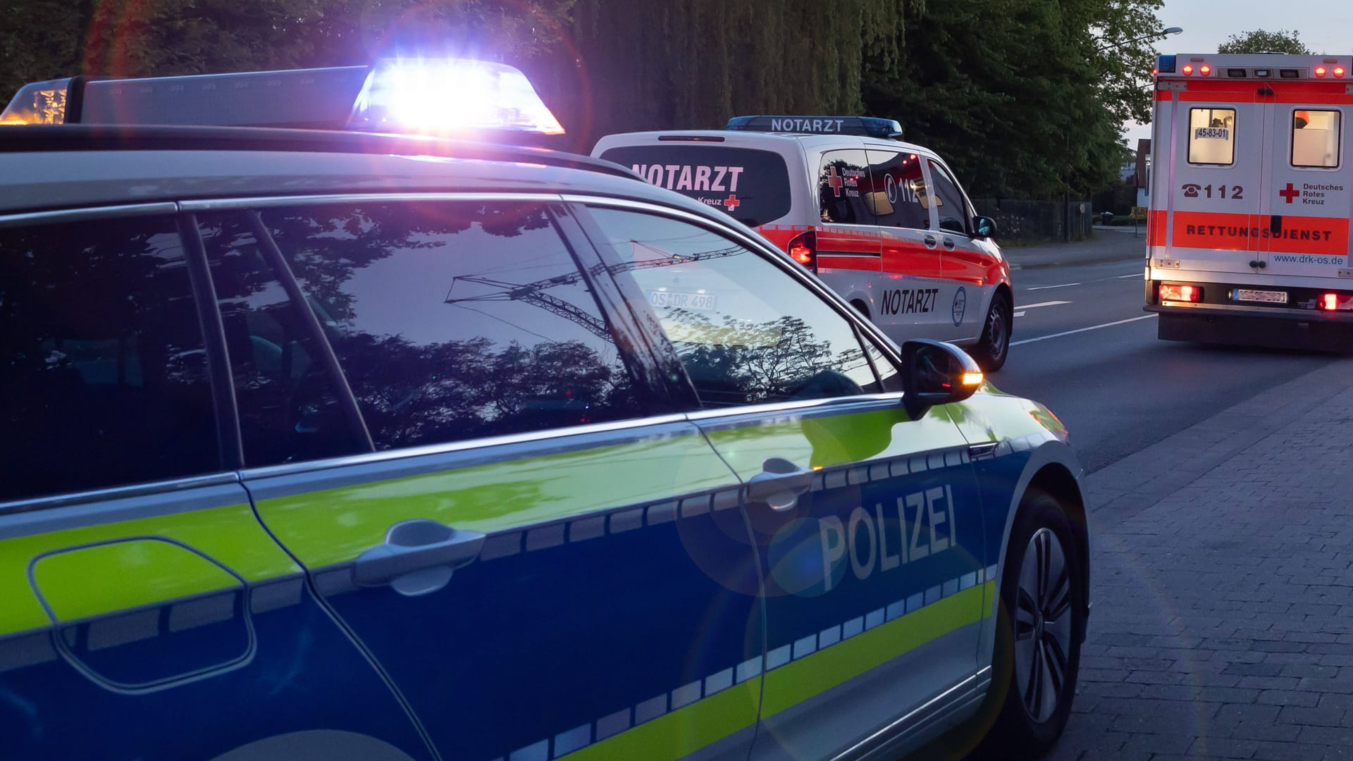 Streifen- und Krankenwagen (Archivbild): In der Nähe von Berlin hat sich ein schwerer Unfall ereignet. Streifen- und Krankenwagen (Archivbild): In der Nähe von Berlin hat sich ein schwerer Unfall ereignet.