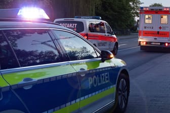 Streifen- und Krankenwagen (Archivbild): In der Nähe von Berlin hat sich ein schwerer Unfall ereignet.