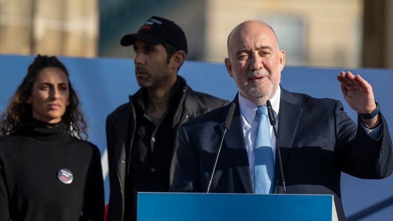 Ron Prosor (r), Botschafter von Israel in Deutschland, spricht bei der Kundgebung „Aufstehen gegen Terror, Hass und Antisemitismus – in Solidarität und Mitgefühl mit Israel“.