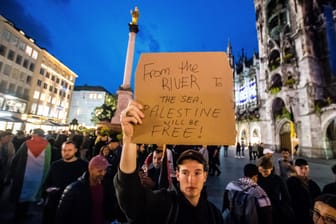 Demonstrant in München: "From the River to the Sea" ist eine Parole, für die Vernichtung des von Israel.