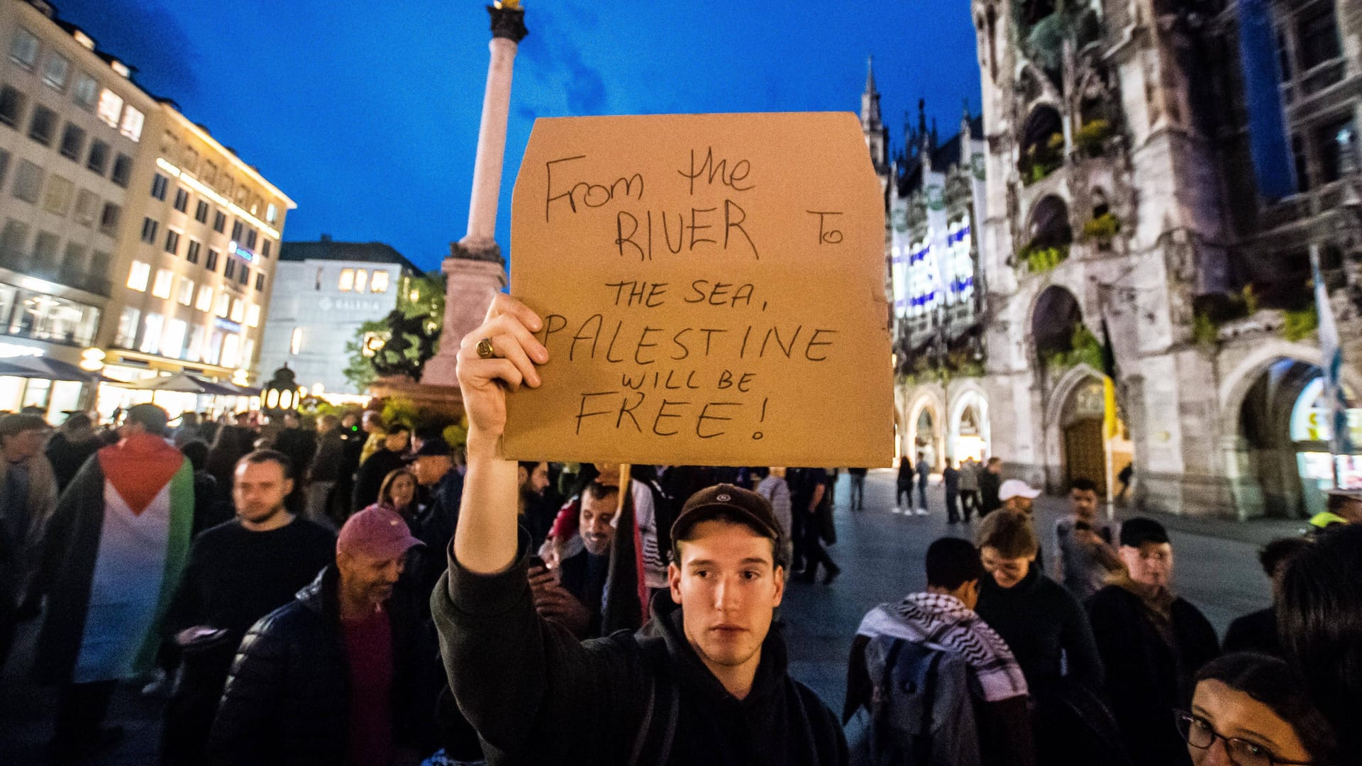 Demonstrant in München: "From the River to the Sea" ist eine Parole, für die Vernichtung des von Israel. Demonstrant in München: "From the River to the Sea" ist eine Parole, für die Vernichtung des von Israel.