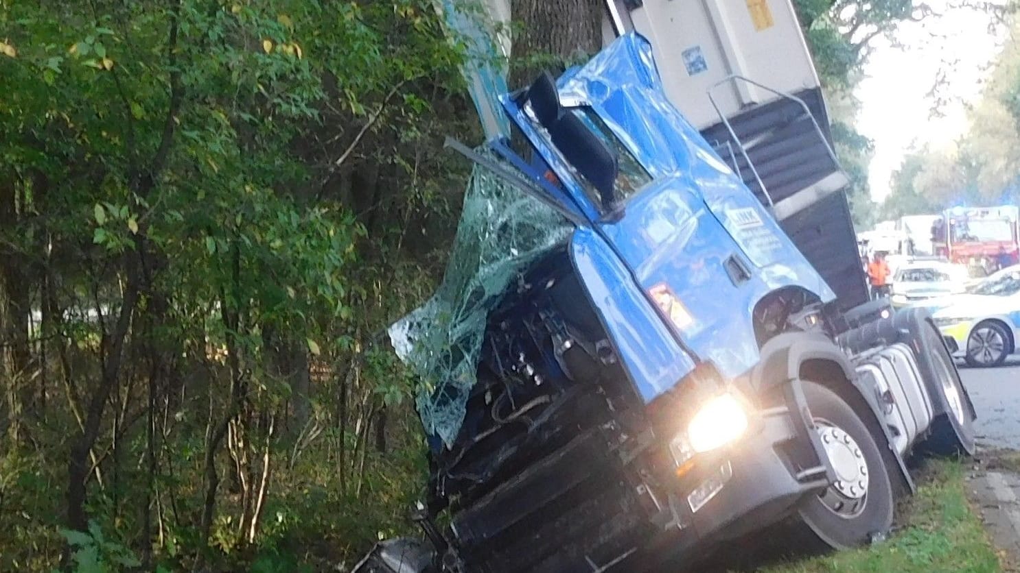 Der Lkw krachte in einen Baum. Der Lkw krachte in einen Baum.