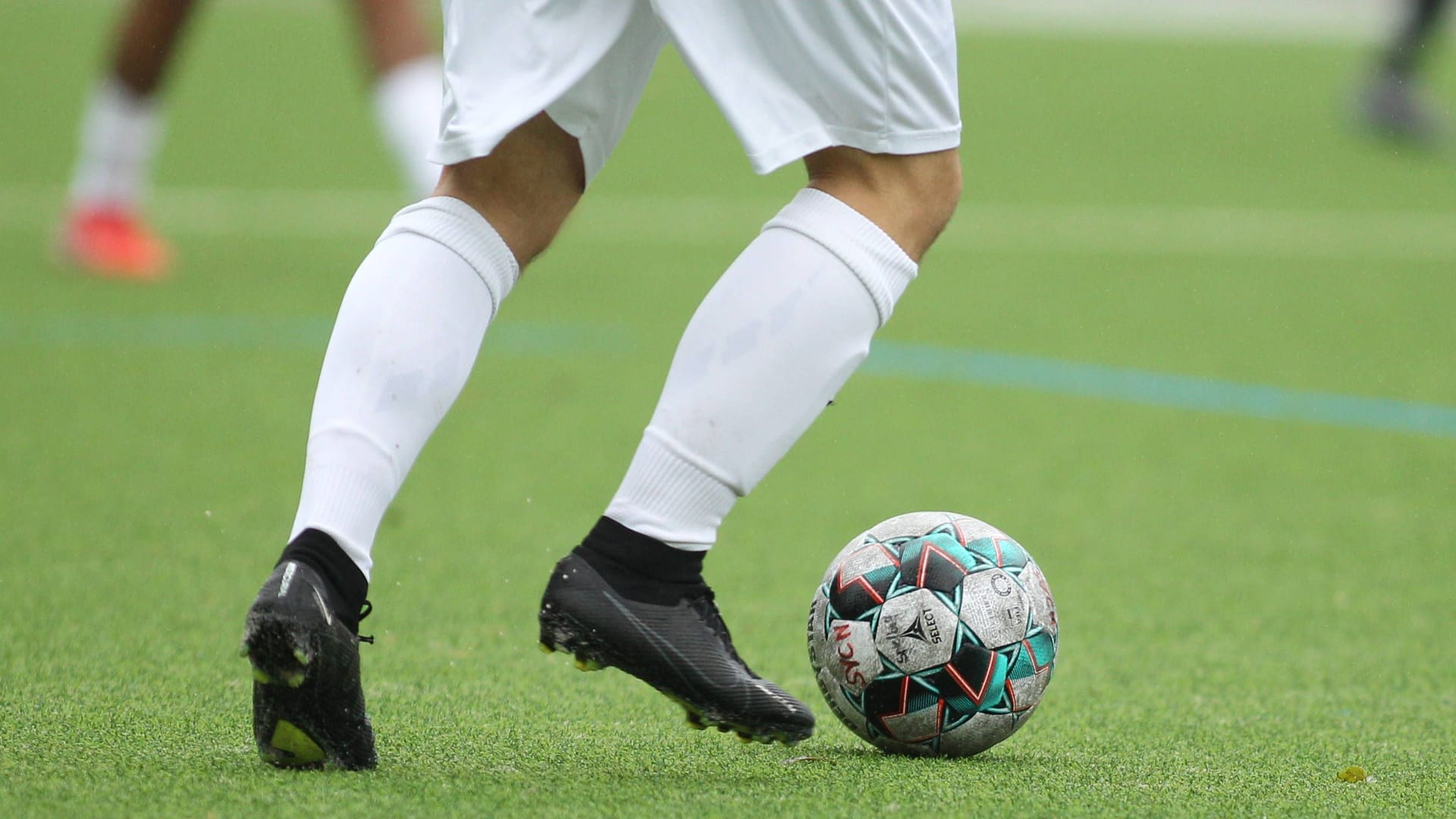 Ball am Fuß eines Fußballspielers (Symbolbild): Ball am Fuß eines Fußballspielers (Symbolbild):