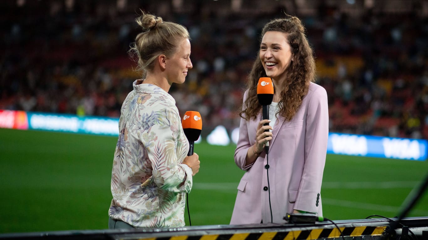 Gemeinsam beim WM-Finale in Sydney: Reporterin und Moderatorin Lena Kesting (re.) mit t-online-Kolumnistin und ZDF-Expertin Tabea Kemme.