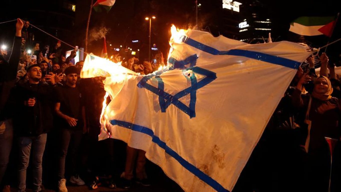 Istanbul: Demonstranten verbrennen eine Israel-Flagge.