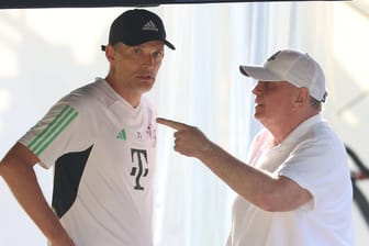 Bayern-Trainer Tuchel (li.) und Vereinsgrande Hoeneß: Diskussionen über den Kader.