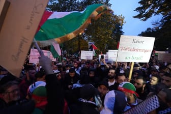 Teilnehmer halten pro-palästinensische Plakate und Flaggen während einer Kundgebung des Rats der Islamischen Gemeinschaften (Schura) hoch: Die Veranstaltung wurde abgebrochen.