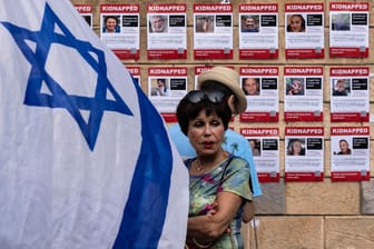 Israel, Tel Aviv: Familien und ihre Unterstützer protestieren und zeigen Fotos ihrer entführten Angehörigen.