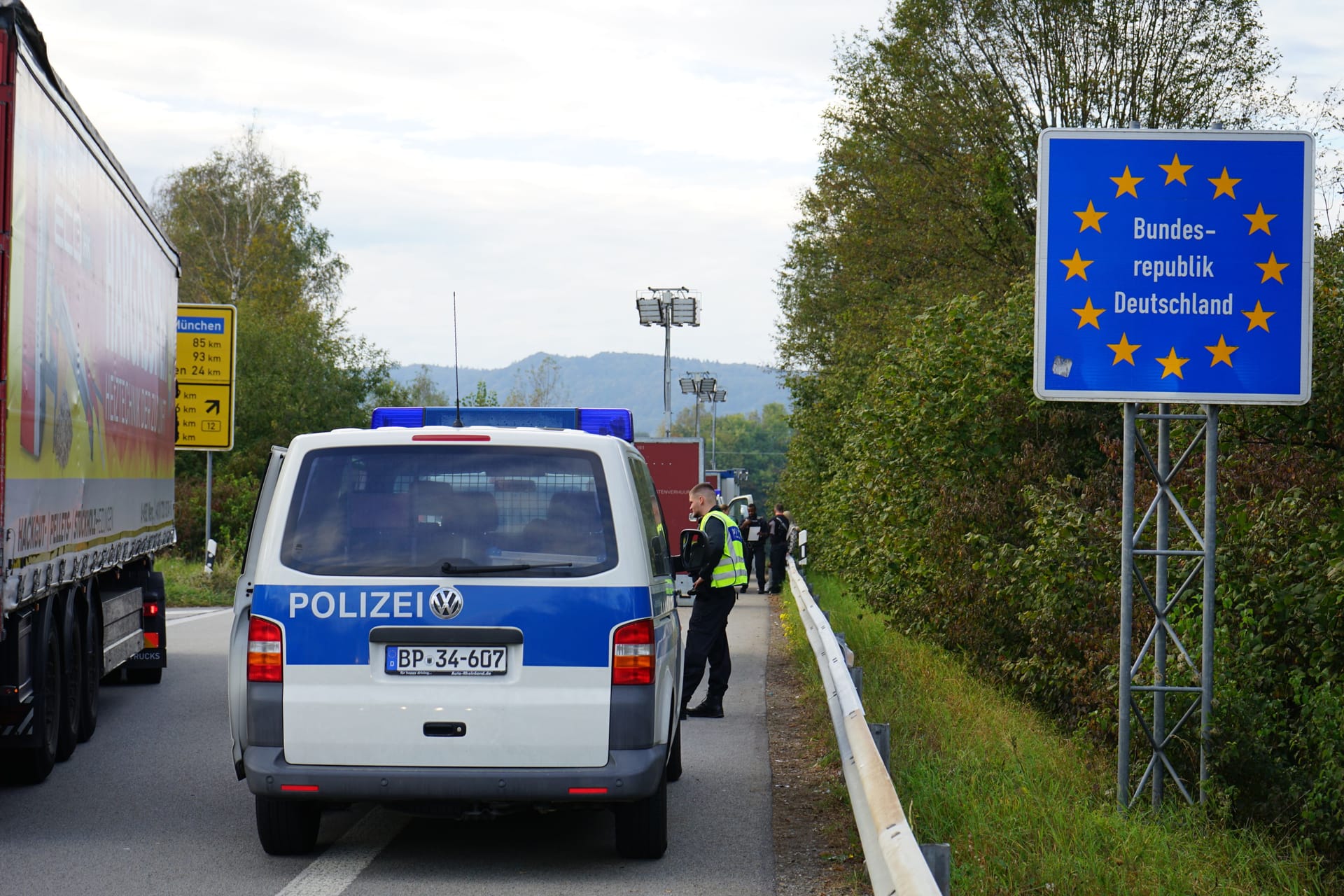 Beamte der Bundespolizei kontrollieren an der Grenze zwischen Deutschland und Österreich: Nahezu täglich erwischen sie dabei Schleuser.