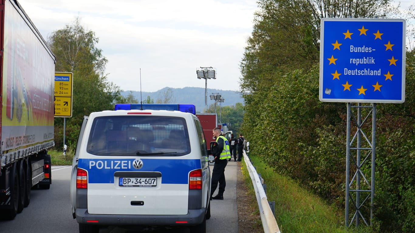Beamte der Bundespolizei kontrollieren an der Grenze zwischen Deutschland und Österreich: Nahezu täglich erwischen sie dabei Schleuser.