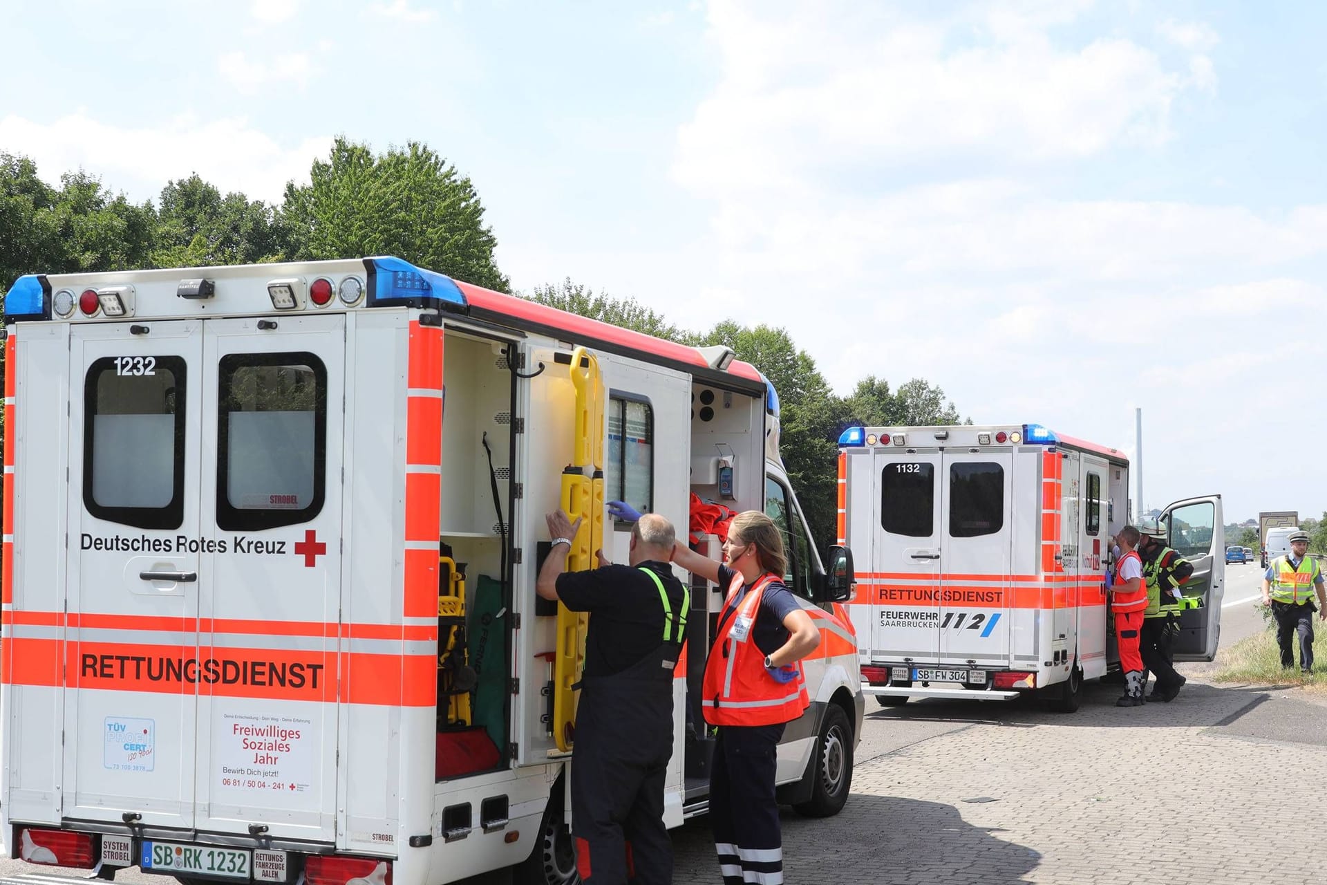 Rettungssanitäter auf der Autobahn (Symbolbild): Für die beiden Eltern kam jede Hilfe zu spät.