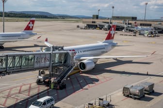 Ein Airbus der Swiss (Archivbild): Beim Boarding will die Fluggesellschaft jetzt die Passagiere per Kamera zählen.