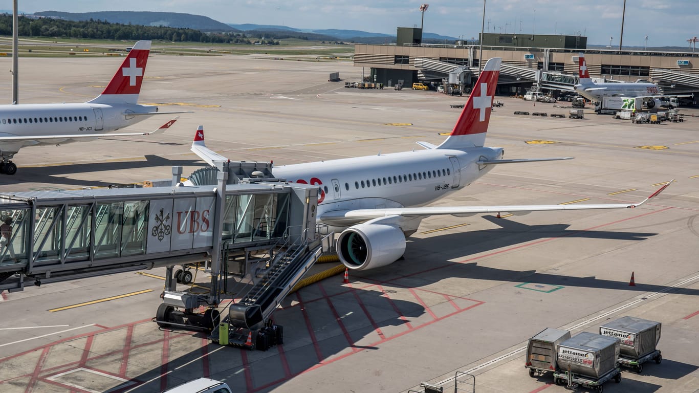 Ein Airbus der Swiss (Archivbild): Beim Boarding will die Fluggesellschaft jetzt die Passagiere per Kamera zählen.
