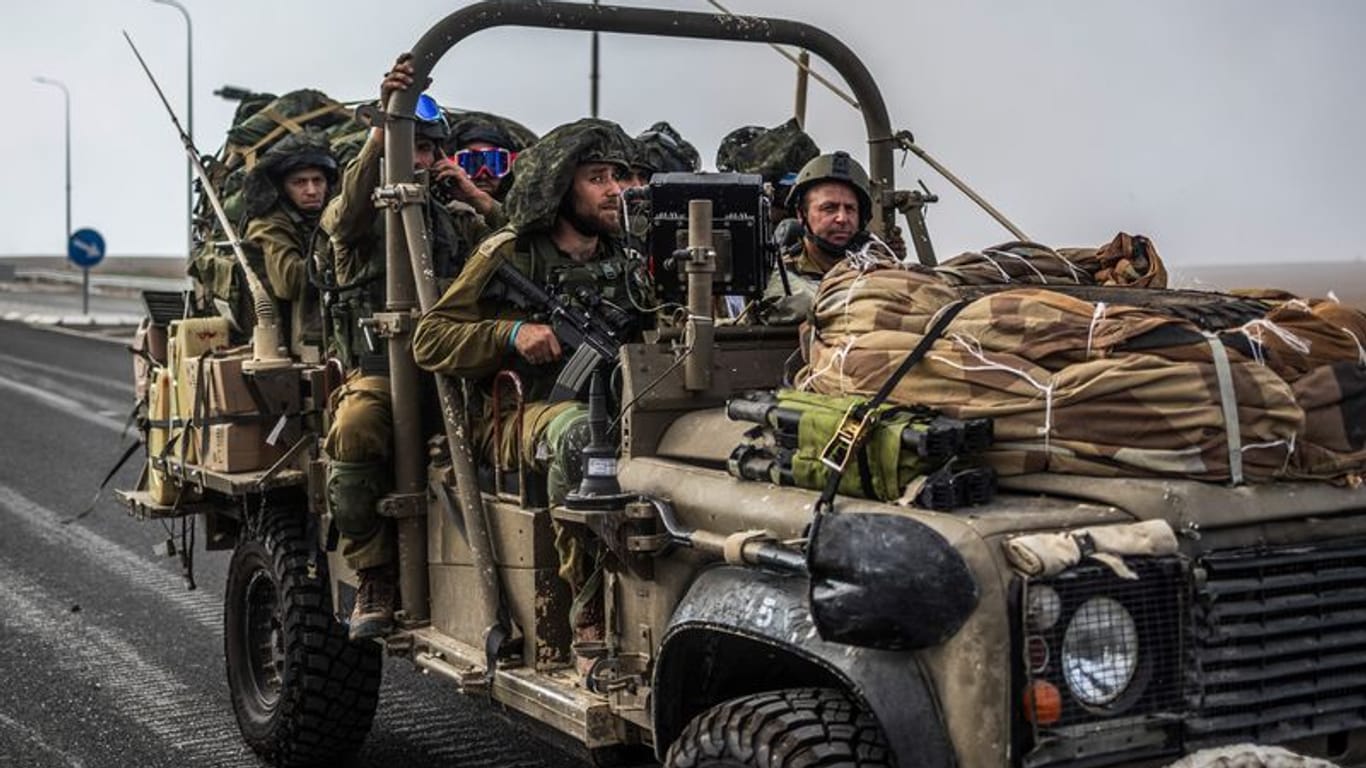 Israel, Sderot: Israelische Soldaten sitzen in einem Militärfahrzeug. Nach den überraschenden Großangriffen der Hamas hat Israels Ministerpräsident Netanjahu am Sonntag den Kriegszustand ausgerufen.