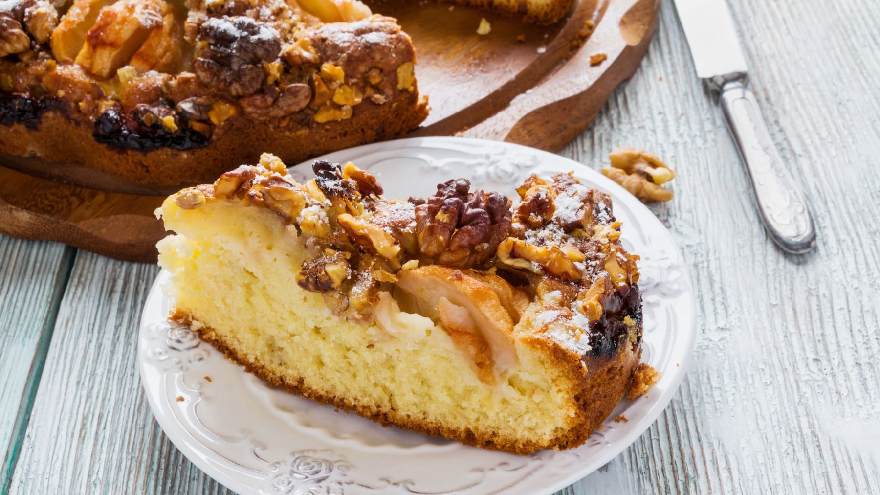 Apfelkuchen mit Walnüssen selbst machen Rezept für Herbst und Winter