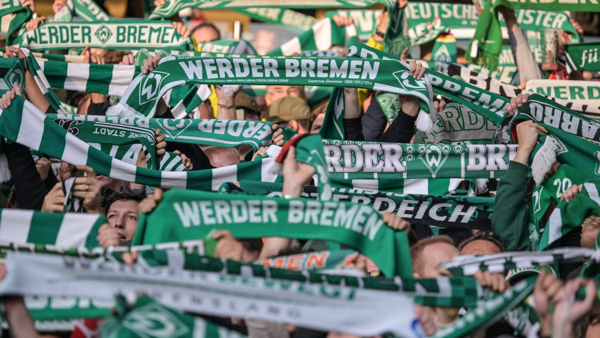 Fans des SV Werder Bremen: Der Verein hat sich mit einem Suchaufruf an die Öffentlichkeit gewandt.