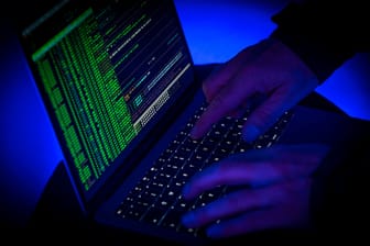 Coding am Computer: Eine weltweit operierende Cybercrime-Bande wurde zerschlagen.