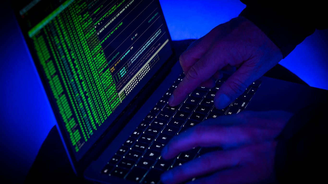 Coding am Computer: Eine weltweit operierende Cybercrime-Bande wurde zerschlagen.