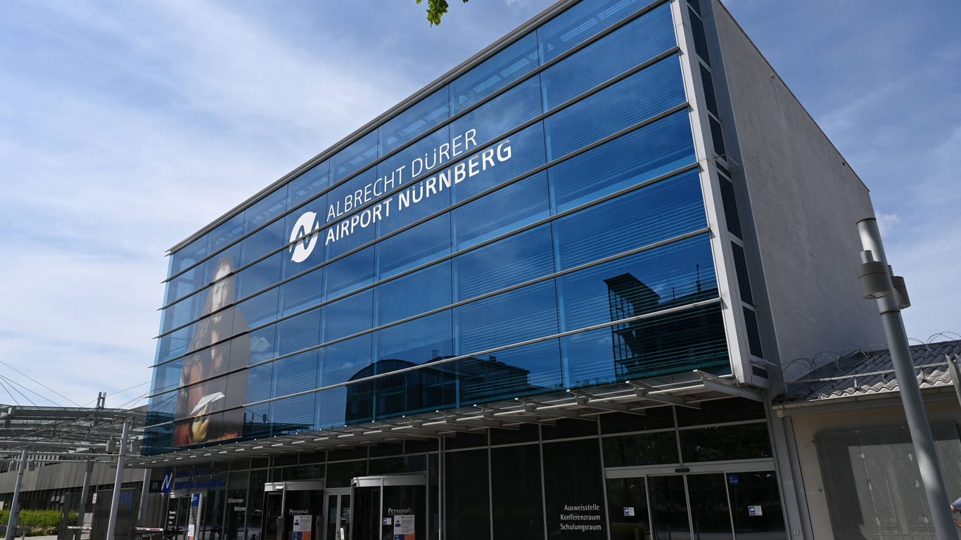 Auch am Nürnberger Flughafen gibt es Aperol Spritz – vor oder nach dem Abheben.