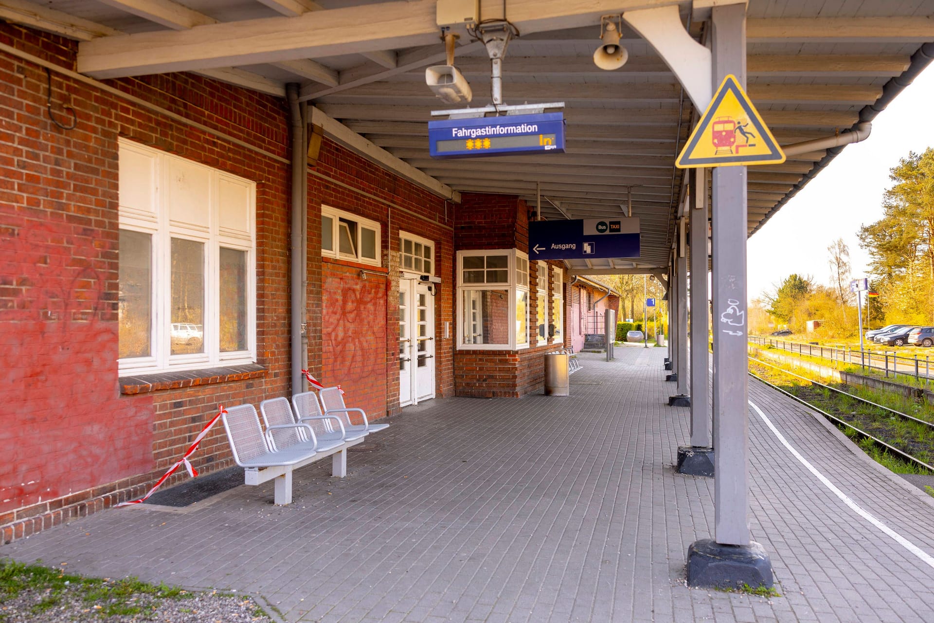 Blick auf das Gleis am Bahnhof Timmendorfer Strand: An der Wartebank befindet sich Absperrband.