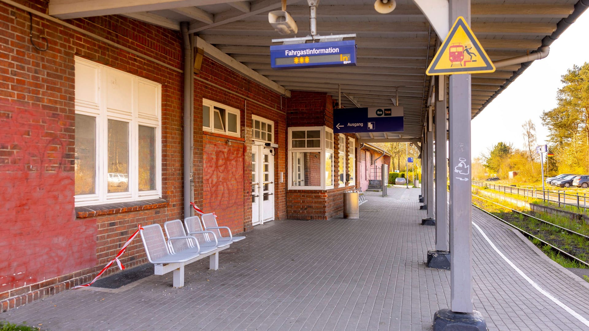 Blick auf das Gleis am Bahnhof Timmendorfer Strand: An der Wartebank befindet sich Absperrband.