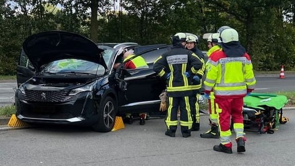 Einer der beiden Unfallwagen: Alle acht Personen wurden in Kliniken gebracht.