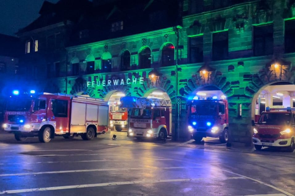 Auszug aus der alten Fürther Feuerwache – mit einem Blaulichtumzug wurden 26 Fahrzeuge zum neuen Standort gebracht.