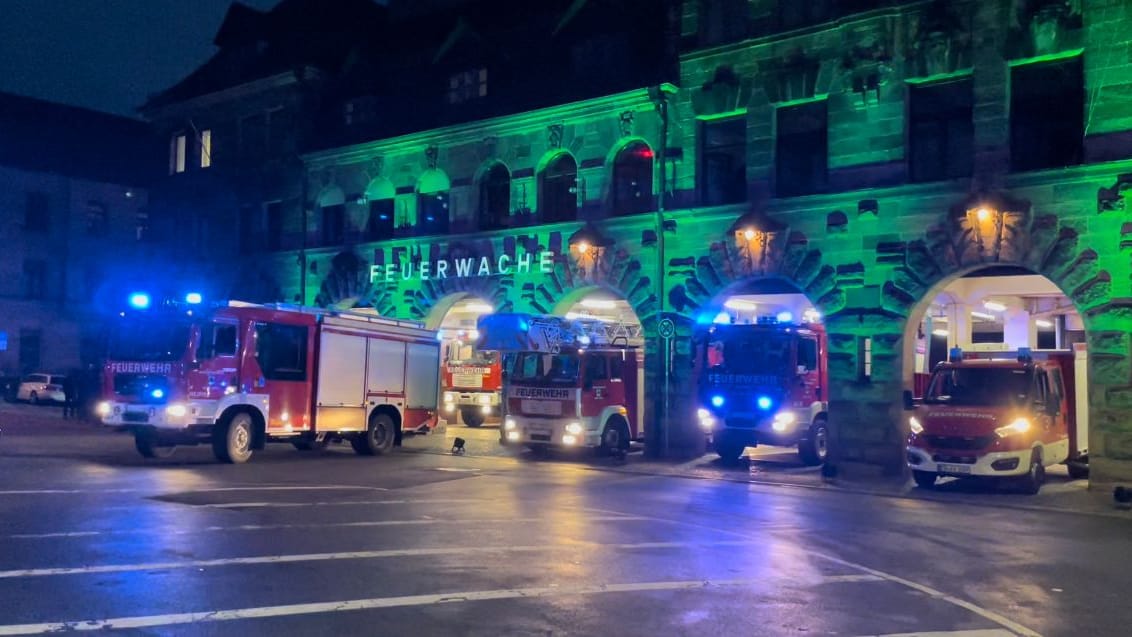 Auszug aus der alten Fürther Feuerwache – mit einem Blaulichtumzug wurden 26 Fahrzeuge zum neuen Standort gebracht.