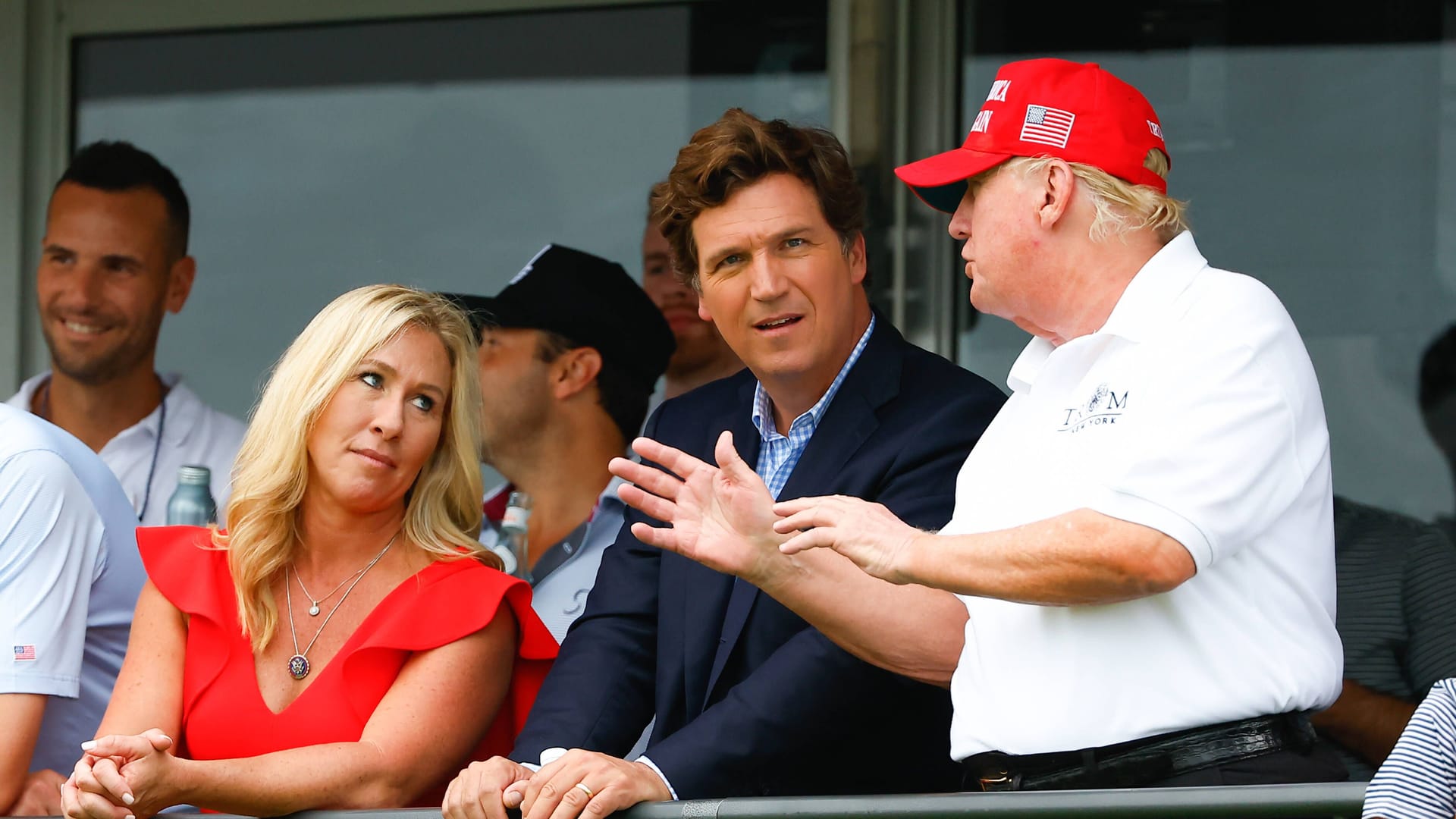 Enge Verbündete von Donald Trump: Ex-Fox-News-Moderator Tucker Carlson (mittig) und Kongressabegordnete Marjorie Taylor-Greene (links) (Archivbild).