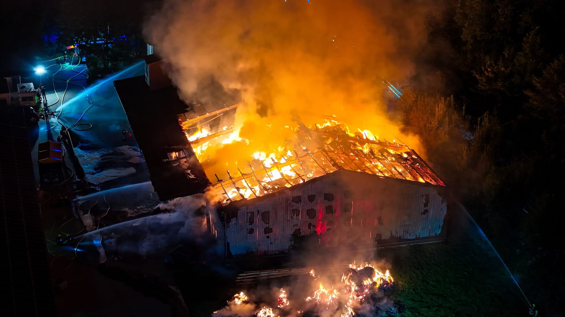 Aufnahme aus der Luft: Die Feuerwehr kämpfte stundenlang gegen den Brand in Egelsbach an.