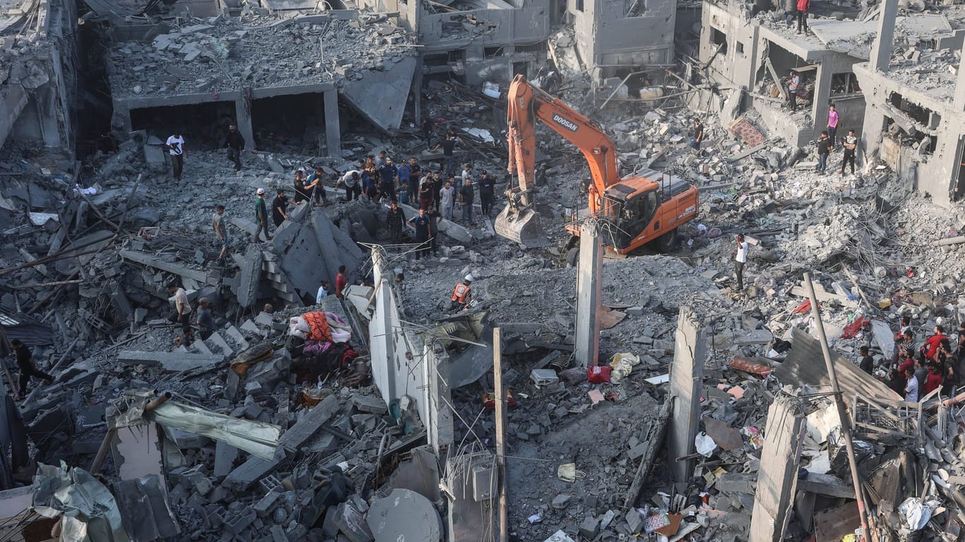 Ruinen im Gazastreifen: Nach Bombenangriffen der israelischen Armee suchen Rettungskräfte und Zivilisten nach Überlebenden.
