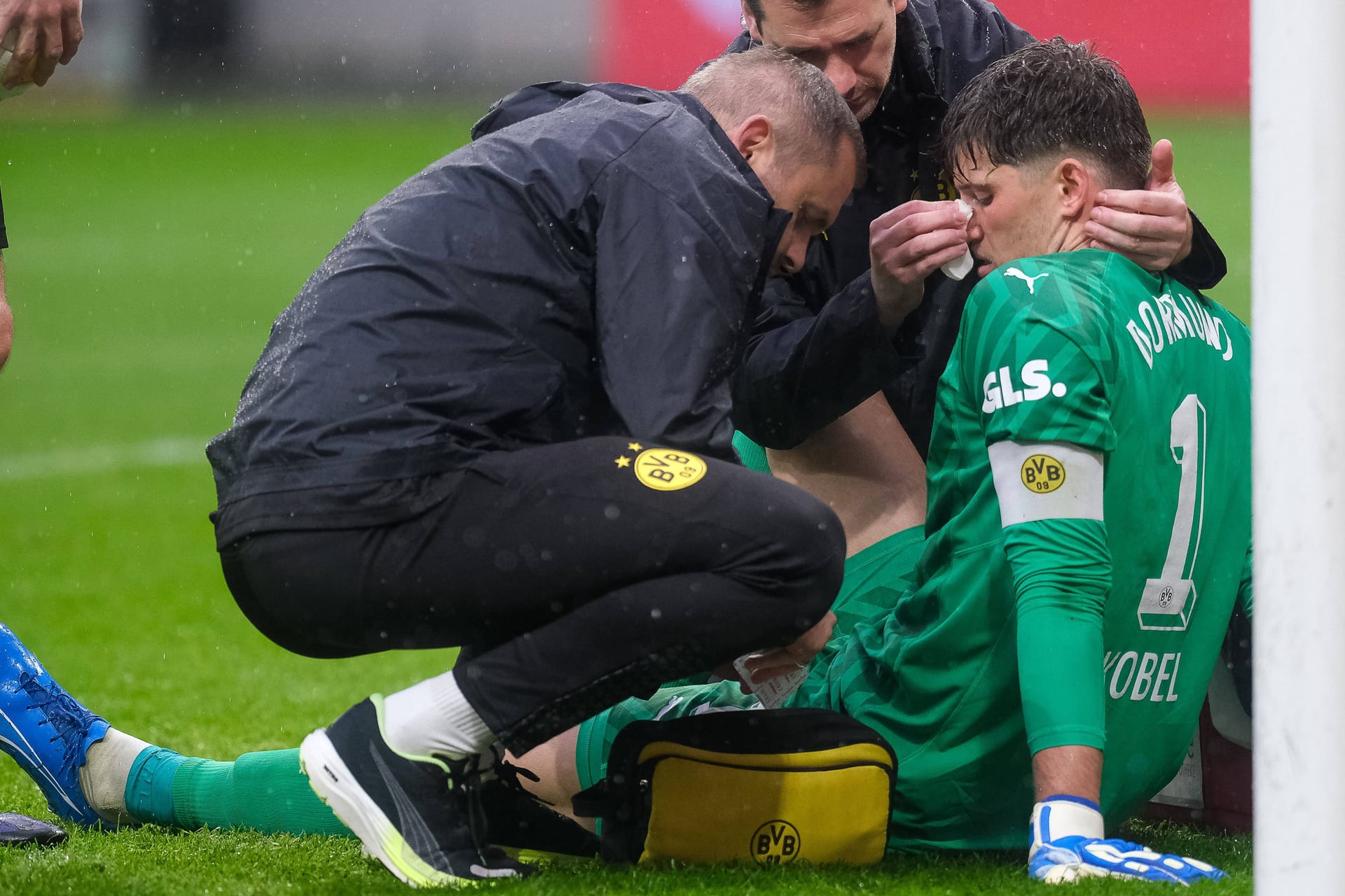 Behandlungspause: BVB-Betreuer kümmern sich um den angeschlagenen Kobel.