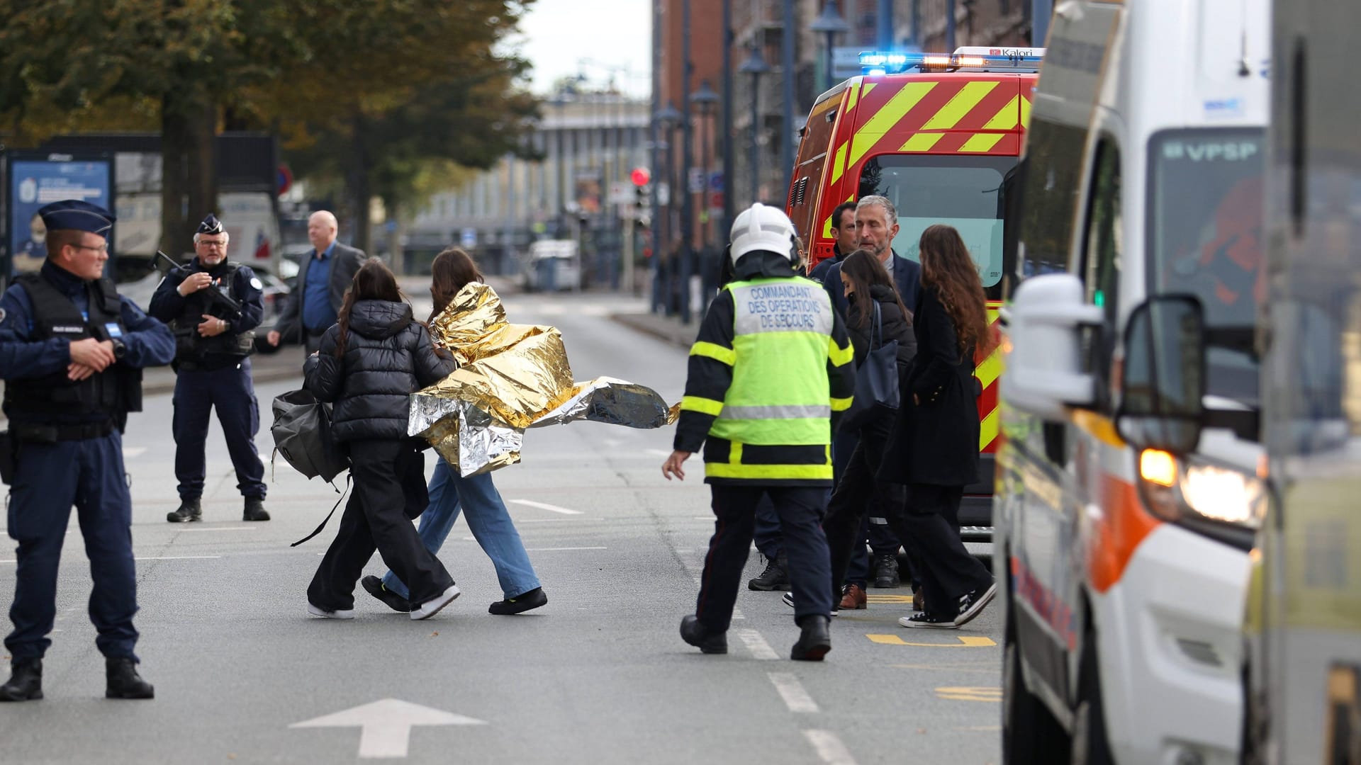 Polizisten und Rettungskräfte vor der Schule in Arras.